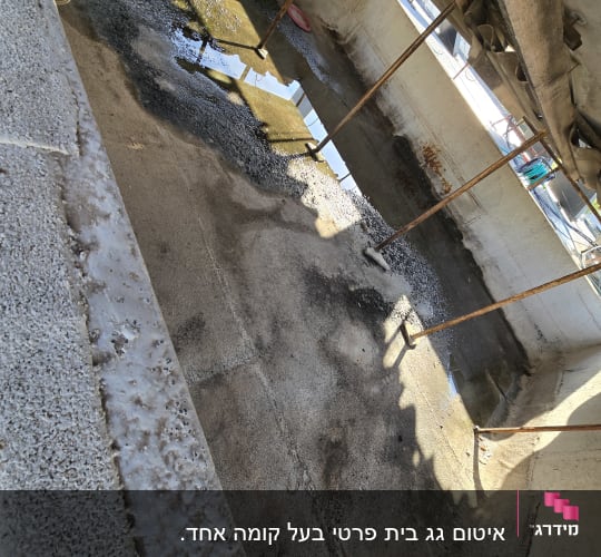 ברזלים תומכים במשטח בטון עם כתמי רטיבות